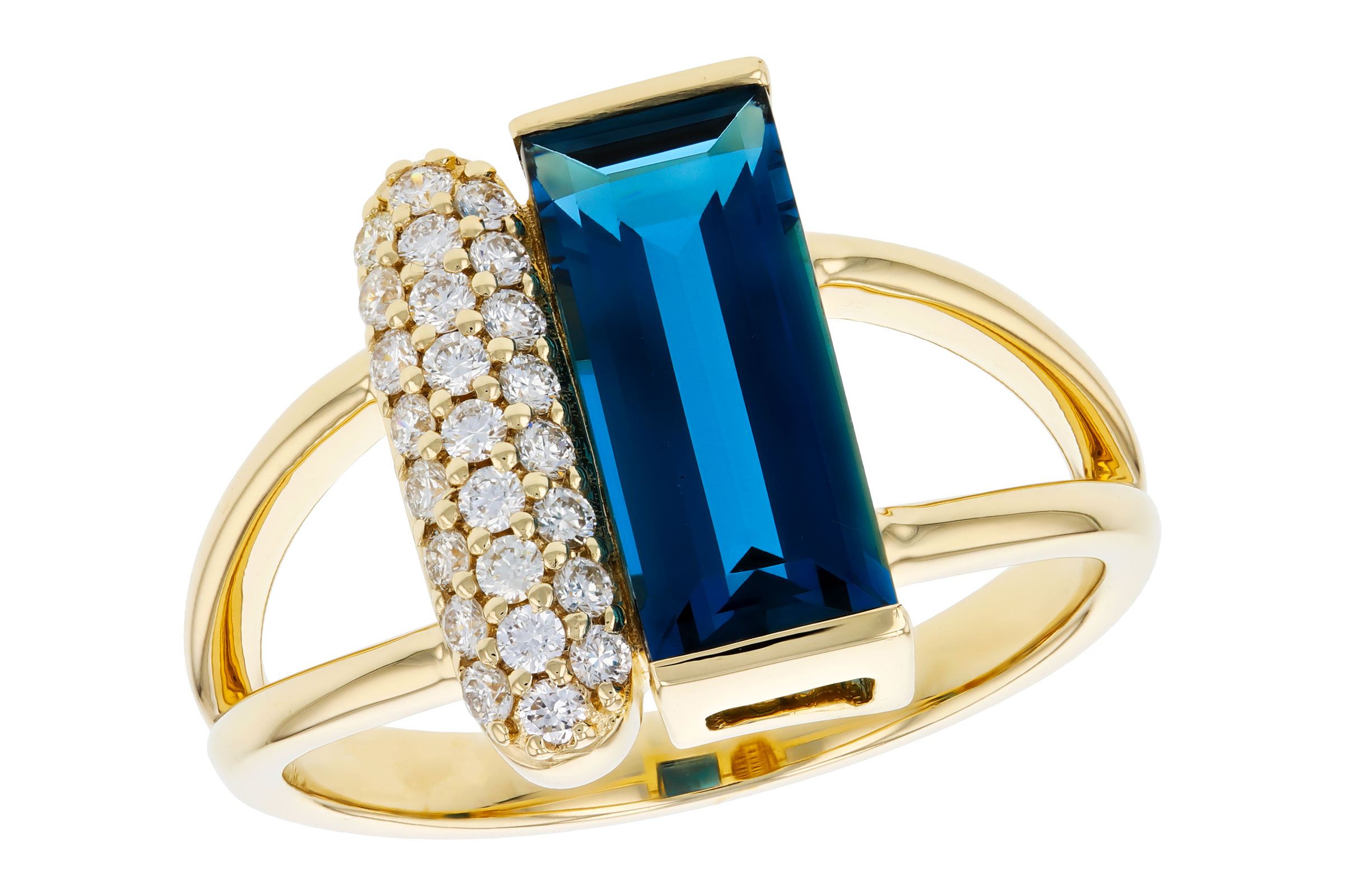 D330-56932: LDS RG 2.67 LONDON BLUE TOPAZ 2.92 TGW (12x5MM BT)